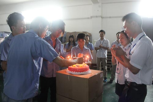 壽星們點蠟燭，大家齊唱生日快樂歌